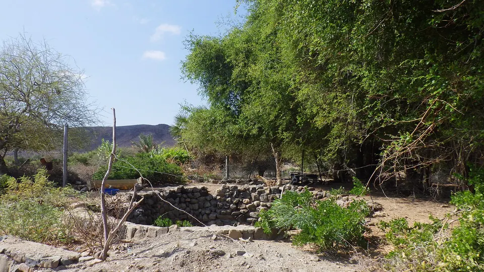Technicien travaillant sur une foreuse pour un forage d’eau