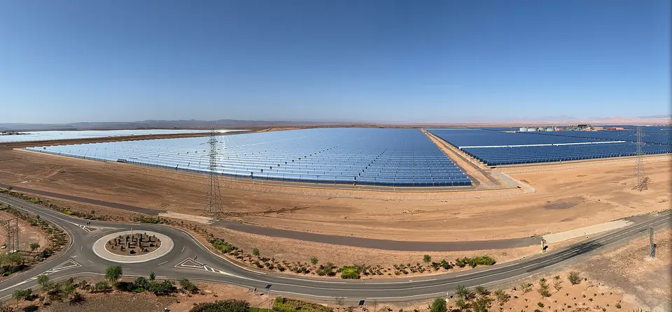Champ de panneaux solaires photovoltaïques vu du ciel