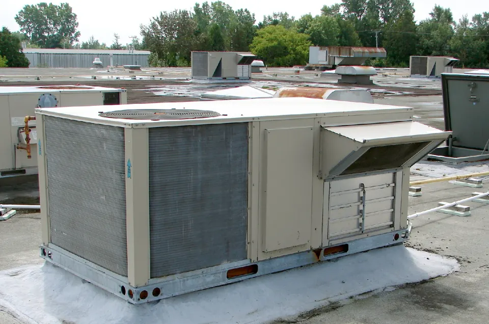 Unités de climatisation de toiture sur un bâtiment