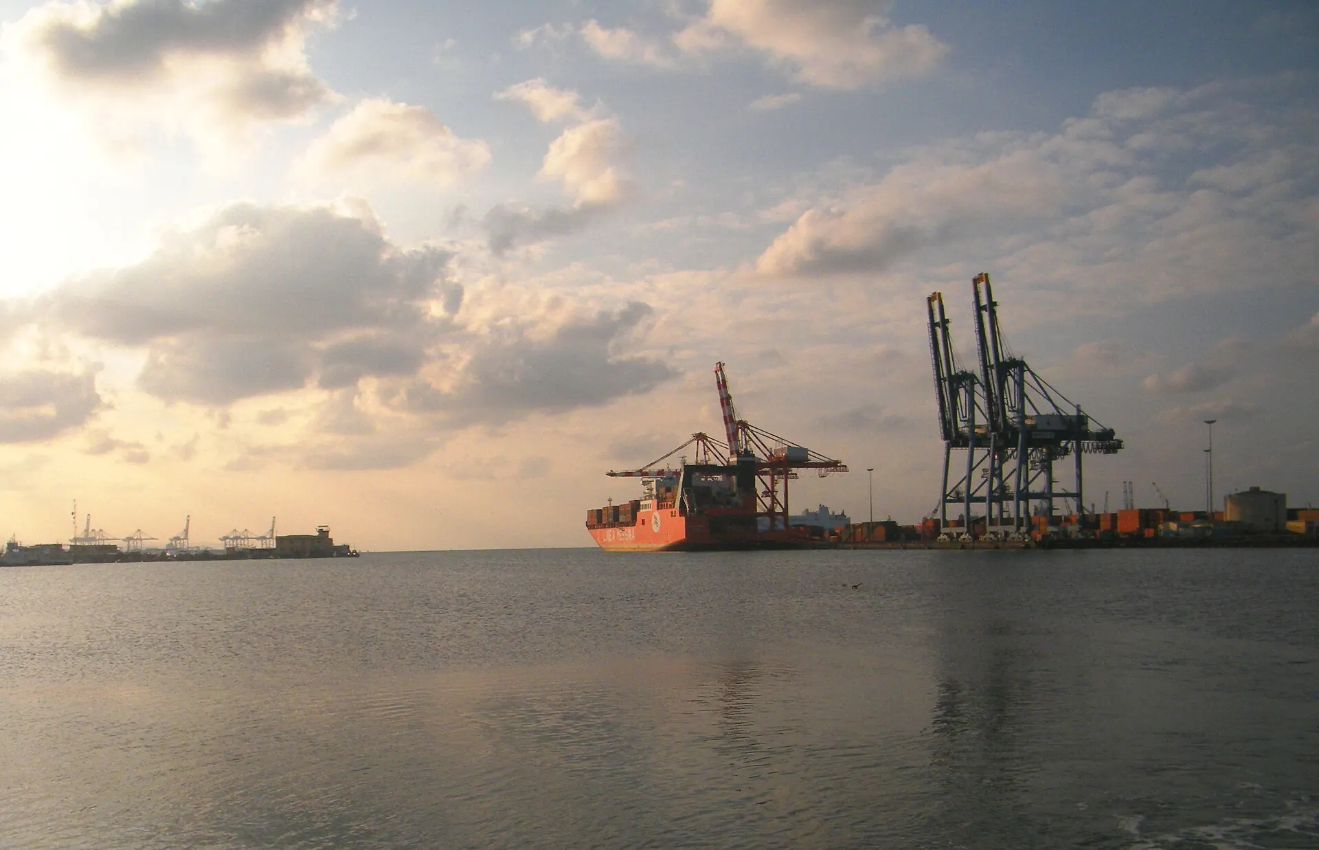 Portiques du terminal à conteneurs du port de Djibouti au coucher du soleil